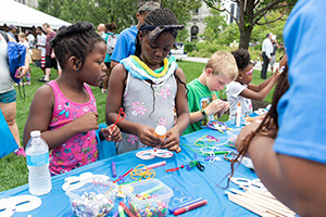 traumafocusedcbtherapy group of children outside doing arts and crafts
